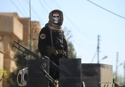 Співробітник іракських сил боротьби з тероризмом стоїть на варті в районі Мосул аль-Джадіда, 2017 р.