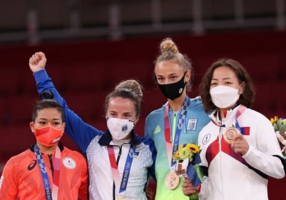 Дарья Билодид в окружении призеров Олимпиады-2020