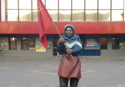 Пам'ятник "Бабусі з червоним прапором" у Бєлгороді