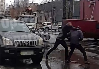 В Киеве водитель внедорожника жестоко избил мужчину из-за замечания
