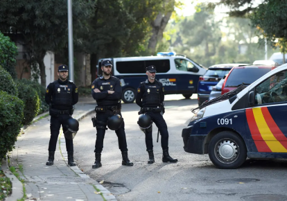 Испанские полицейские дежурят у посольства Украины в Мадриде