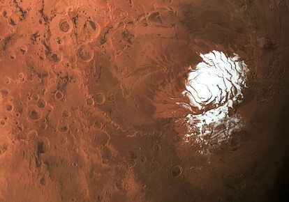 Нові дані радара з орбітального апарату Mars Express припускають, що можливе озеро в 1,5 км під льодом на південному полюсі Марса (показано) оточене басейнами з рідкою водою/ESA/DLR/FU BERLIN/CC BY-SA