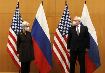 Представительница США Венди Шерман и представитель России Сергей Рябков перед началом переговоров в Женеве 10 января 2022 г.