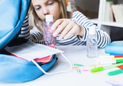 Маски і антисептики повинні стати для школярів звичайними предметами на кшталт пенала або підручника/Фото: Shutterstock