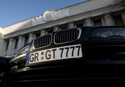 Верховная Рада приняла во втором чтении и в целом законопроект № 8487 о растаможке автомобилей на еврономерах. Фото: УНИАН