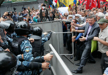 Столкновения между правоохранителями и участниками мовного майдана, июль 2012. Фото: EPA/UPG