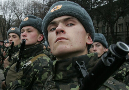 Порошенко поздравил украинских военных