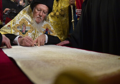 Патріарх Варфоломій підписує Томос