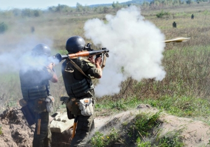 Військовослужбовці стріляють з гранатомета РПГ-7
