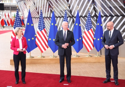 Президент Еврокомиссии Урсула фон дер Ляйен, президент США Джо Байден и глава Евросовета Шарль Мишель на саммите США-ЕС в Брюсселе