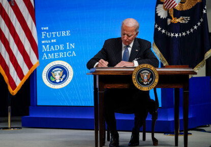Джо Байден подписывает указ относительно преференций для американских производителей, 25 января 2021