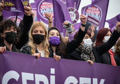 Жінки протестують проти прийнятого рішення вийти з Стамбульської конвенції