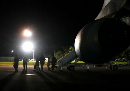Приземление самолета с эвакуированными в Киеве