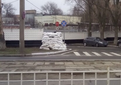 В Донецке админздания и бомбоубежища закладывают мешками с песком