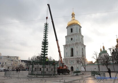 В Киеве на Софийской площади начали устанавливать главную елку страны