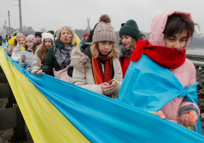 На мосту Патона у Києві створили "живий ланцюг Соборності". Фото: EPA/UPG