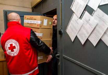 Красный Крест направил на Донбасс лекарства и строительные материалы. Фото: УНИАН