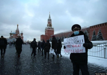 В Москве экс-полицейский вышел на Красную площадь с красноречивым плакатом;