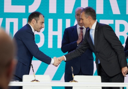Министр инфраструктуры Александр Кубраков и вице-президент Airbus в Европе и Центральной Азии Кимон Сотиропулос