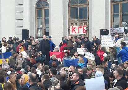 Акция протеста под стенами Свято-Покровского кафедрального собора (УПЦ МП) в Хмельницком, где утром 2 апреля священник избил военного