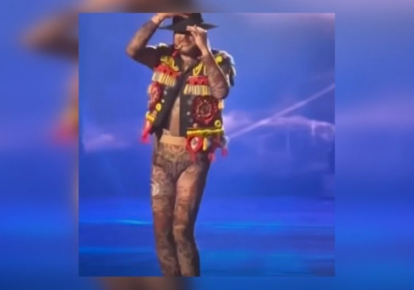 У 2022 році Філіп Кіркоров, виступаючи з гастролями в Казахстані, вийшов до глядачів у дивному сценічному костюмі, який тісно облягав фігуру співака і був прозорим