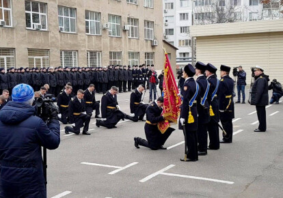 Петр Порошенко поздравил пленных моряков-курсантов с присвоением офицерских званий