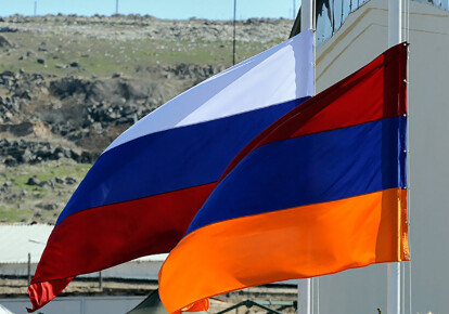 Прапори Росії і Вірменії на кордоні/livenews.am