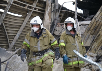 Рятувальники працюють на місці знищеного російськими окупантами ТРЦ "Амстор" у Кременчуці