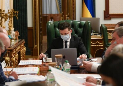 Зеленский ввел санкции против восьми физлиц, включая Медведчука