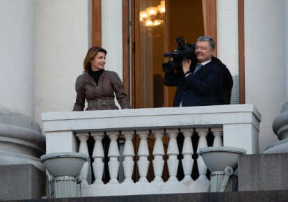 Петро Порошенко зняв флешмоб своїх прихильників з балкона Адміністрації президента. Фото: УНІАН