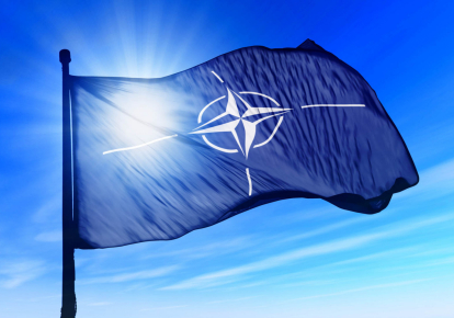 "Мы, люди во всем мире, просим страны-члены НАТО и дружественные для Украины страны закрыть воздушное пространство над Украиной и разместить в Украине миротворческие войска", — говорится в документе