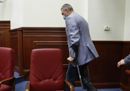 Виталий Кличко пришел на сегодняшнее заседание Киевсовета на костылях / скриншот