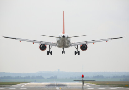 Польша отменила двухнедельный карантин для пассажиров самолетов из Украины. Фото: Shutterstock