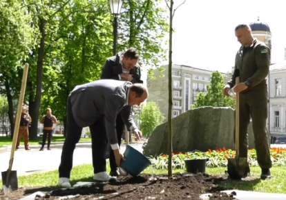 Мэр Киева Виталий Кличко вместе с мэром Брюсселя Филиппом Клозом высадили деревья на "Аллее друзей Киева"