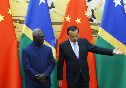 Премьер-министр Соломоновых Островов Манассия Согаваре и премьер-министр Китая Ли Кэцян