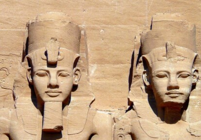Скульптурные изображения Рамсеса II и царицы Нефертари. Фото: emky.net