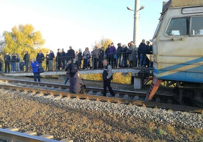 У зв'язку з блокуванням руху міської електрички на ж/д станції "Троєщина-2" на місце події була викликана поліція