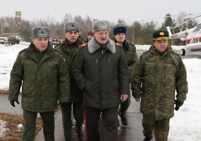Президент Беларуси Александр Лукашенко (в центре) на совместных учениях вооруженных сил России и Беларуси на полигоне в районе г. Осиповичи под Минском 17 февраля 2022 г.