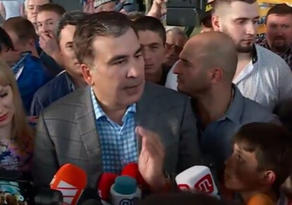 Михеил Саакашвили вышел к встречающим в Борисполе. Фото: скриншот Радио Свобода