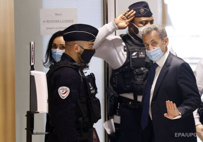 Бывший президент Франции Николя Саркози (справа) прибывает в суд, Париж, Франция, 1 марта 2021 г.