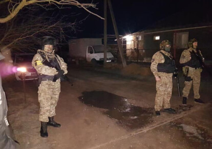 В отношении троих крымских татар, в домах которых российские силовики провели обыски, были возбуждены уголовные дела