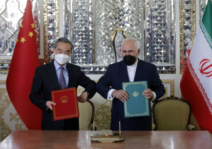 Главы МИД Китая Ван И и Ирана Мохаммад Джавад Зариф во время подписания двустороннего пакта в Тегеране