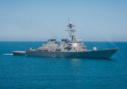 Ракетный эсминец США движется в Черное море