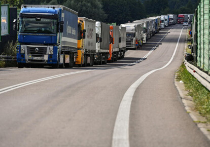 Вантажні автомобілі на польсько-українському кордоні в Дорохуську, Польща. У першому кварталі український експорт зріс на 12%