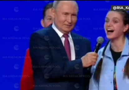 Владимир Путин и исполнительница гимна РФ из рядов "Движения первых"