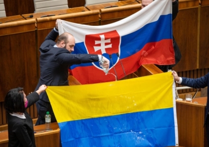 У парламенті Словаччини поглумилися над прапором України;