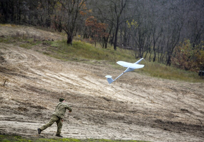 Військовослужбовець запускає безпілотний літальний апарат