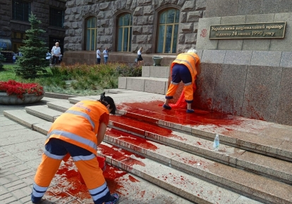 Працівники ШЕУ Шевченківського району миють сходи і постамент на вул. Хрещатик, 36