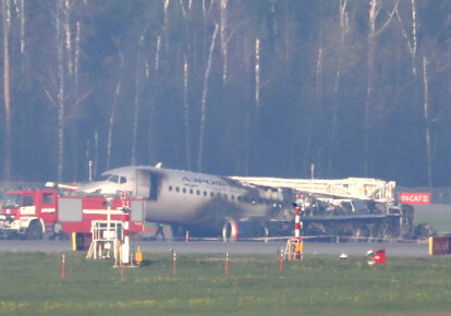 Горящий SSJ-100 приземлился в Шереметьево вечером 5 мая. Фото: EPA/UPG