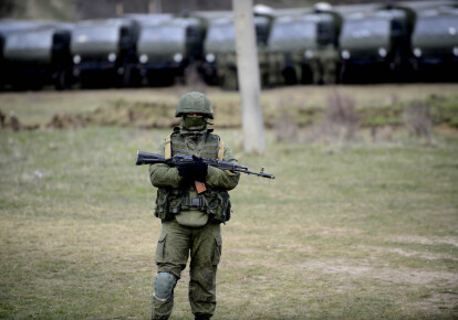 Один из "зеленых человечков" на территории украинской воинской части в селе Перевальное под Симферополем, 19 марта 2014 г.